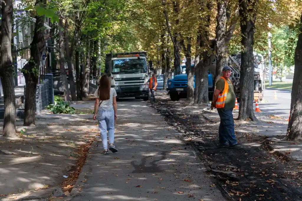 У серці Кам’янського ремонтують тротуар