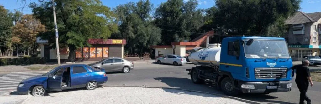 У Кам’янському на проспекті Відродження зіштовхнулися водовіз та легковик