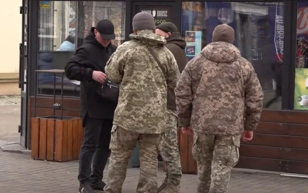 “Завдав собі поранень після проходження ВЛК”: у Дніпропетровському обласному ТЦК прокоментували відео зі стікаючим кров’ю чоловіком
