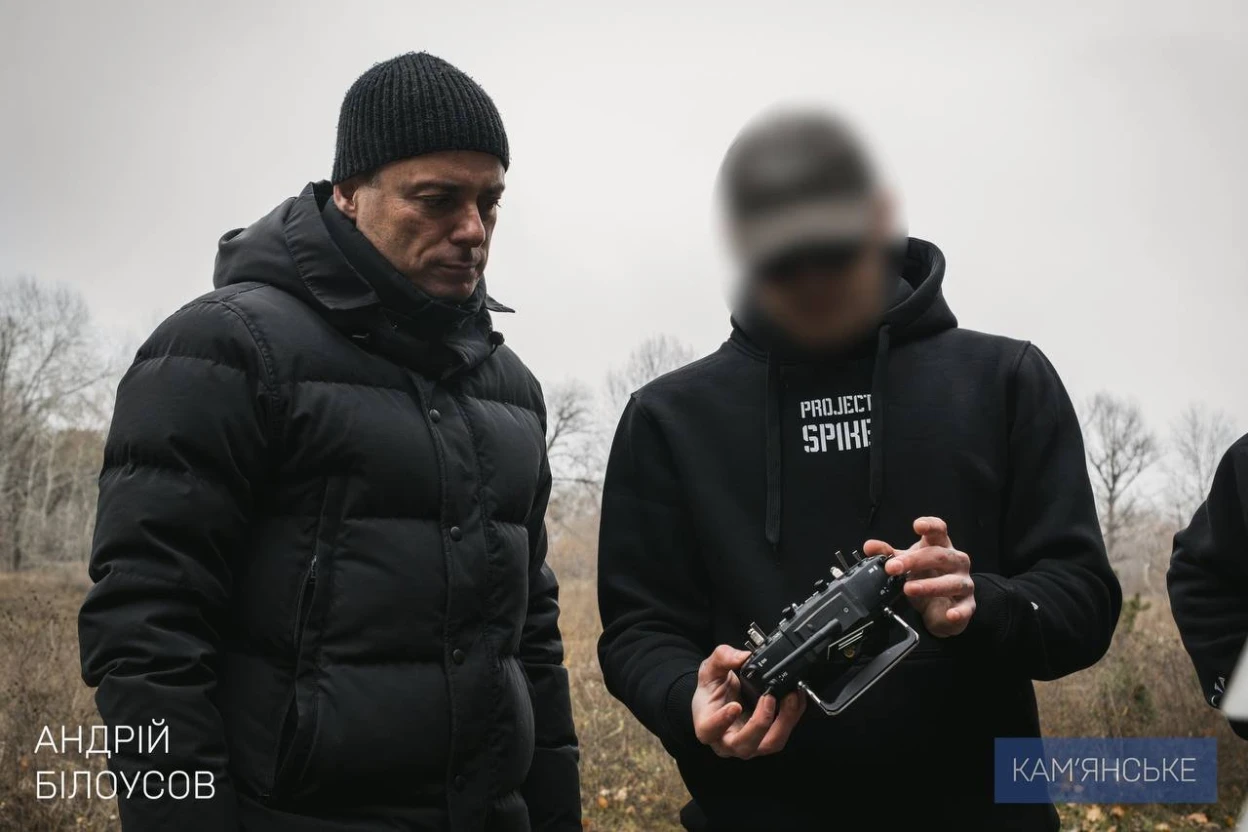 Мер Кам’янського передав черговий позашляховик для бійців 3-ї ОШБр Мер Кам’янського передав черговий позашляховик для бійців 3-ї ОШБр