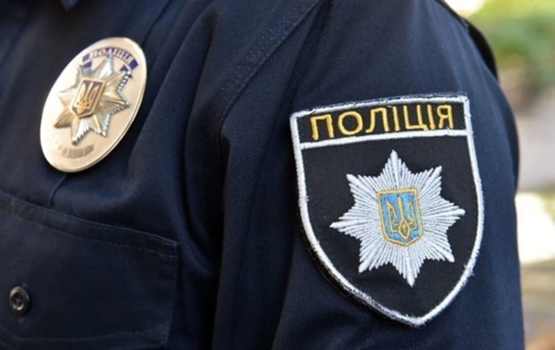 У Кам’янському 17-річна дівчина сфотографувалася у поліцейській формі та отримала адмінпротокол