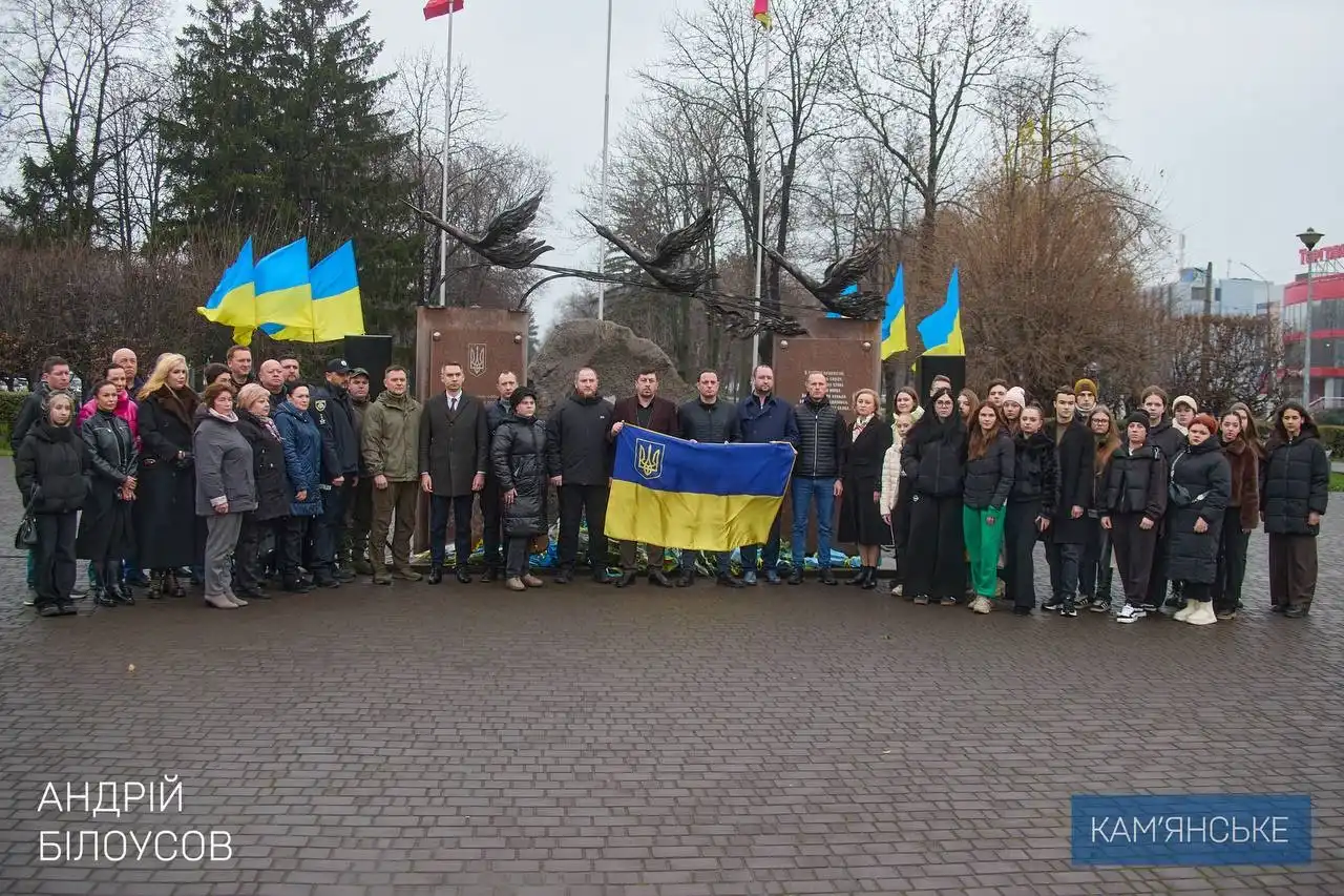 У Кам’янському вшанували День Гідності та Свободи покладанням квітів на майдані Героїв У Кам’янському вшанували День Гідності та Свободи покладанням квітів на майдані Героїв