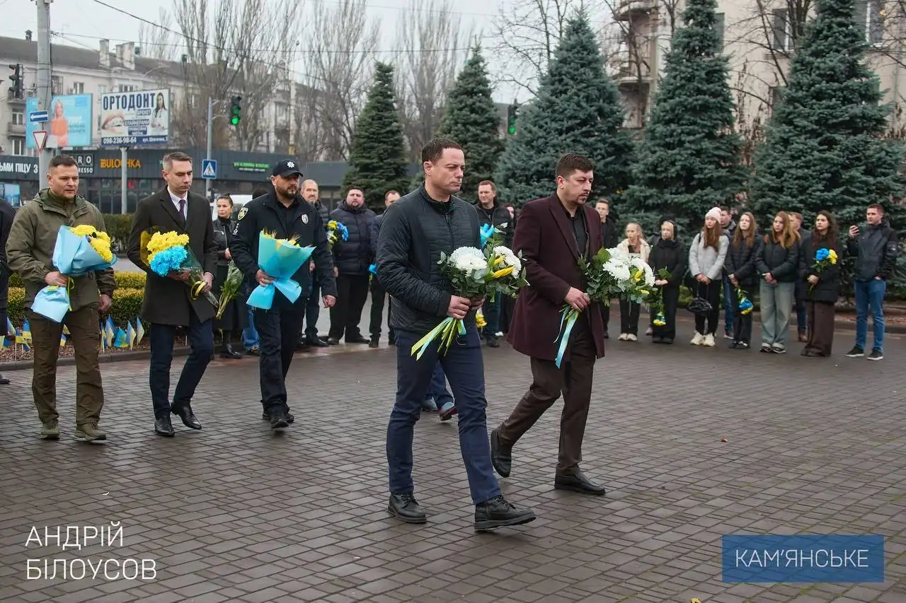 У Кам’янському вшанували День Гідності та Свободи покладанням квітів на майдані Героїв