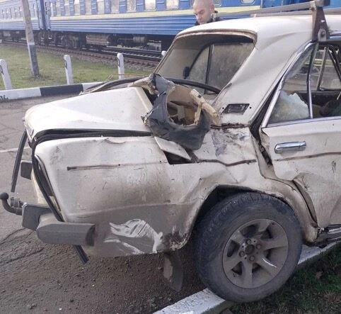 На Дніпропетровщині пасажирський поїзд зіткнувся з легковиком