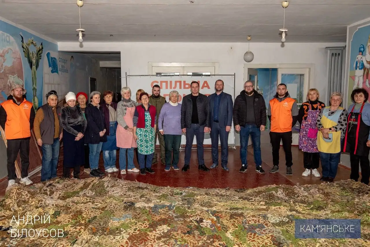 Мер Кам’янського передав волонтерам «Жіночої сотні» матеріали для маскувальних сіток Мер Кам’янського передав волонтерам «Жіночої сотні» матеріали для маскувальних сіток