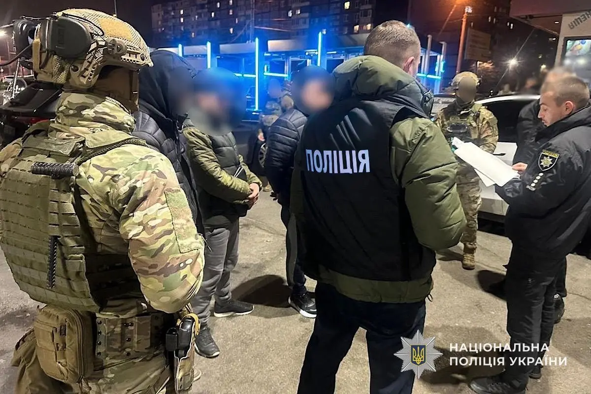 У Дніпрі затримали двох чоловіків, які вимагали у підприємця вигаданий борг