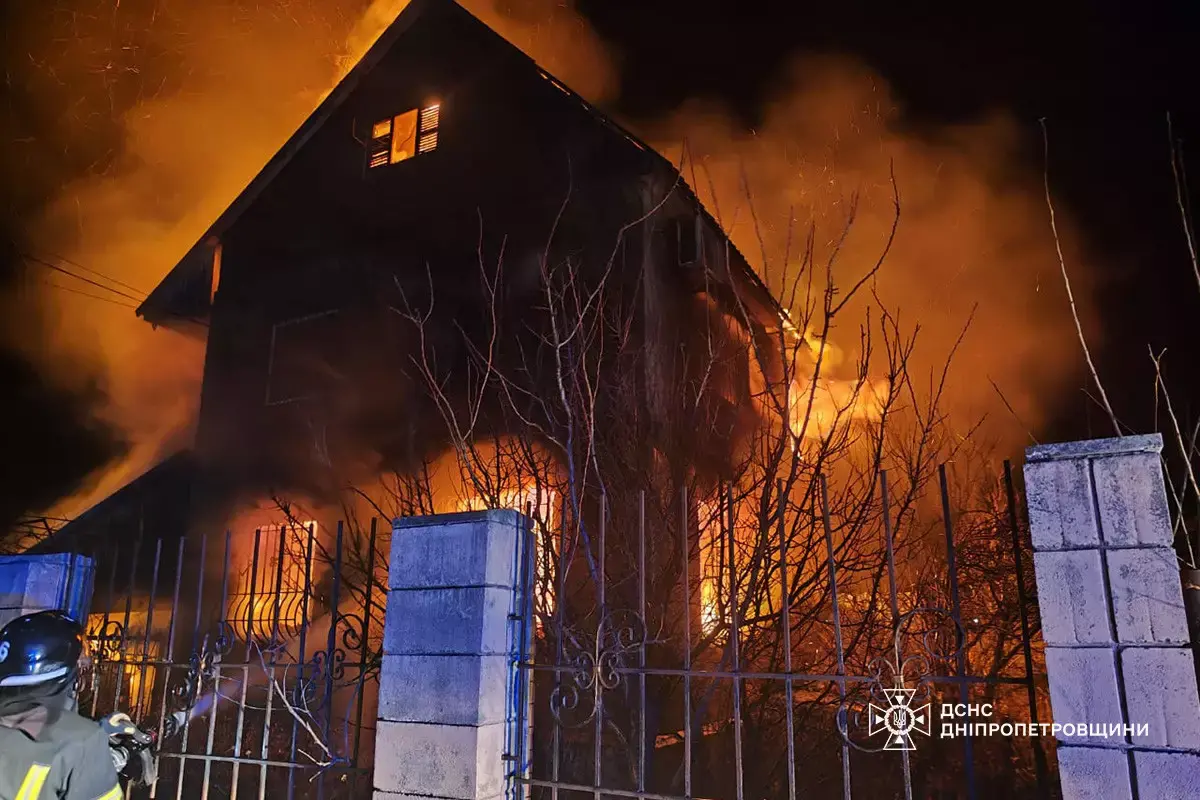 На Дніпровщині рятувальники ліквідували велику пожежу в двоповерховому будинку