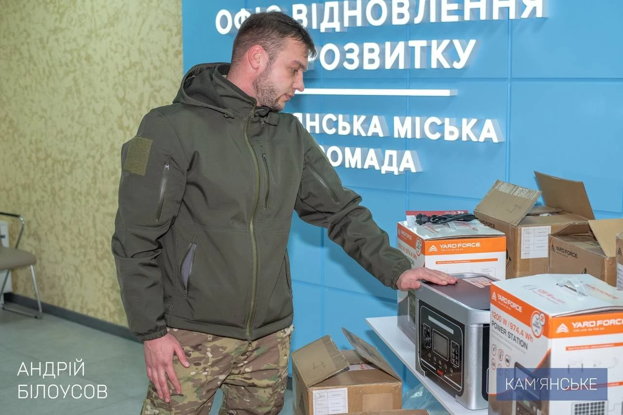 Кам’янське передало бригаді “Хартія” вісім зарядних станцій і обладнання для автомайстерні
