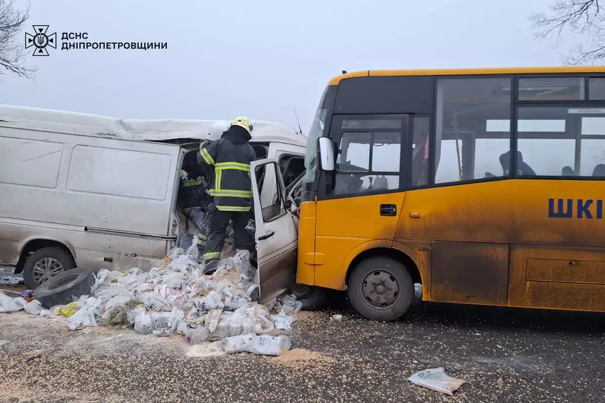 Смертельна ДТП біля Саксагані: шкільний автобус зіткнувся з мікроавтобусом, двоє загиблих і семеро травмованих