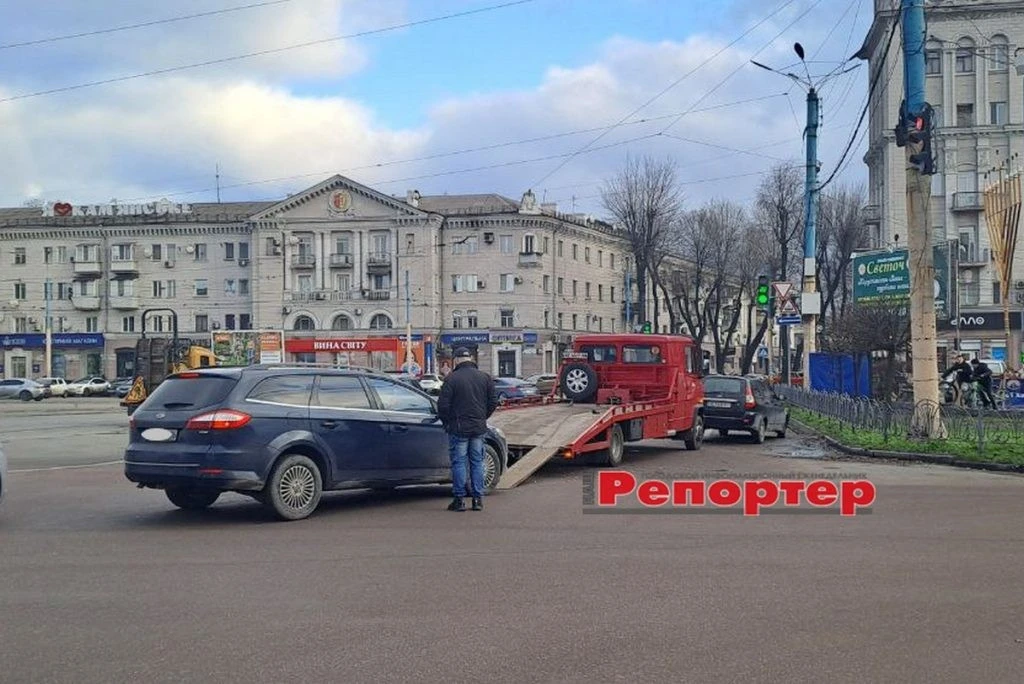 Аварія в центрі Кам’янського: на майдані Героїв зіткнулися ВАЗ та Ford