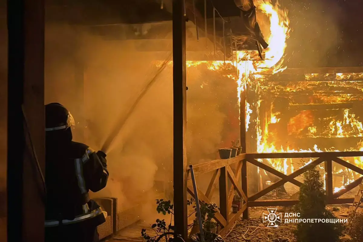 Нічна пожежа у Курилівці: вогонь дістався житлового подвір’я, є травмований