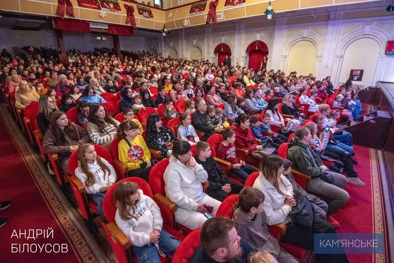 Кам’янський театр влаштував для дітей святкову виставу