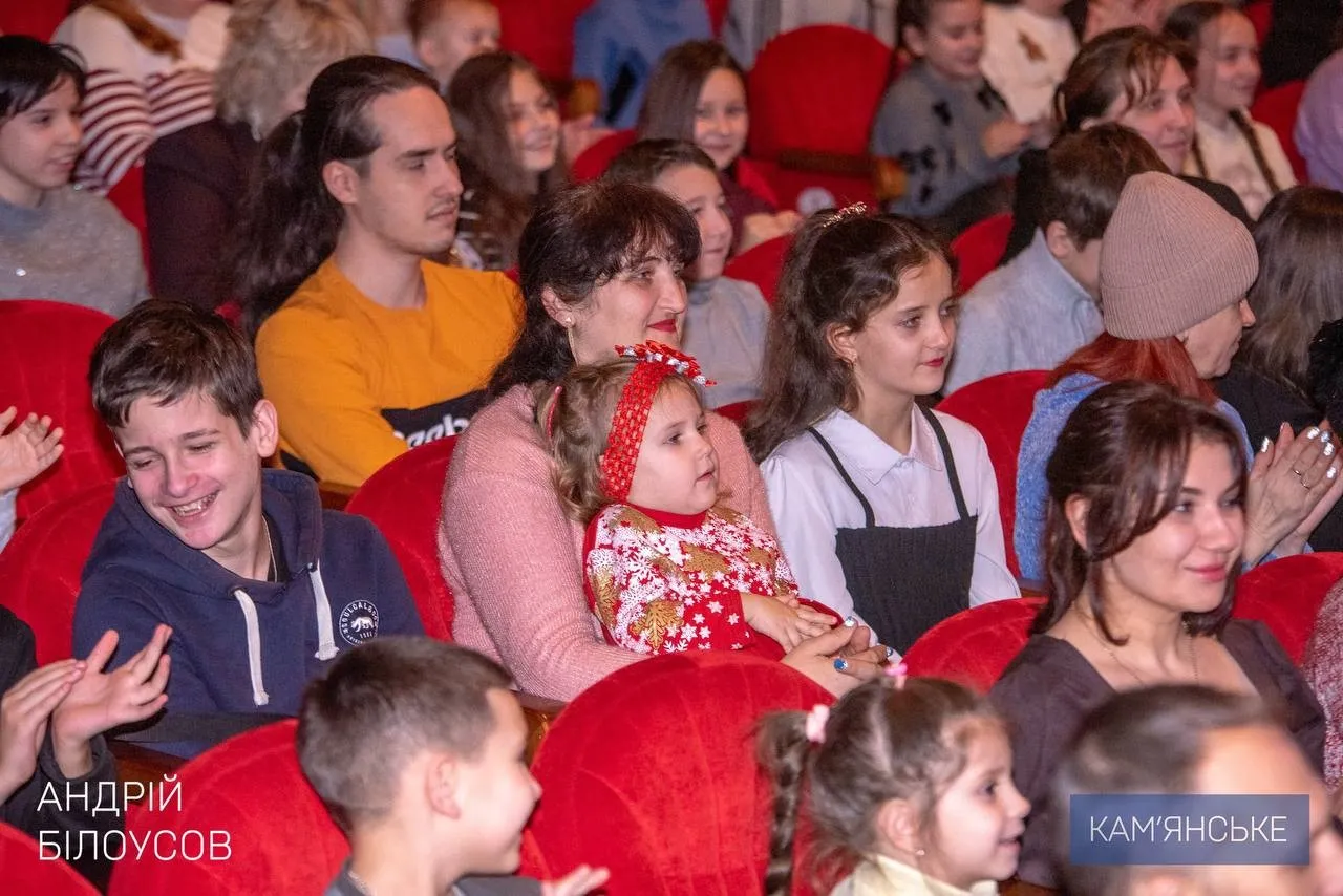 Кам’янський театр влаштував для дітей святкову виставу Кам’янський театр влаштував для дітей святкову виставу