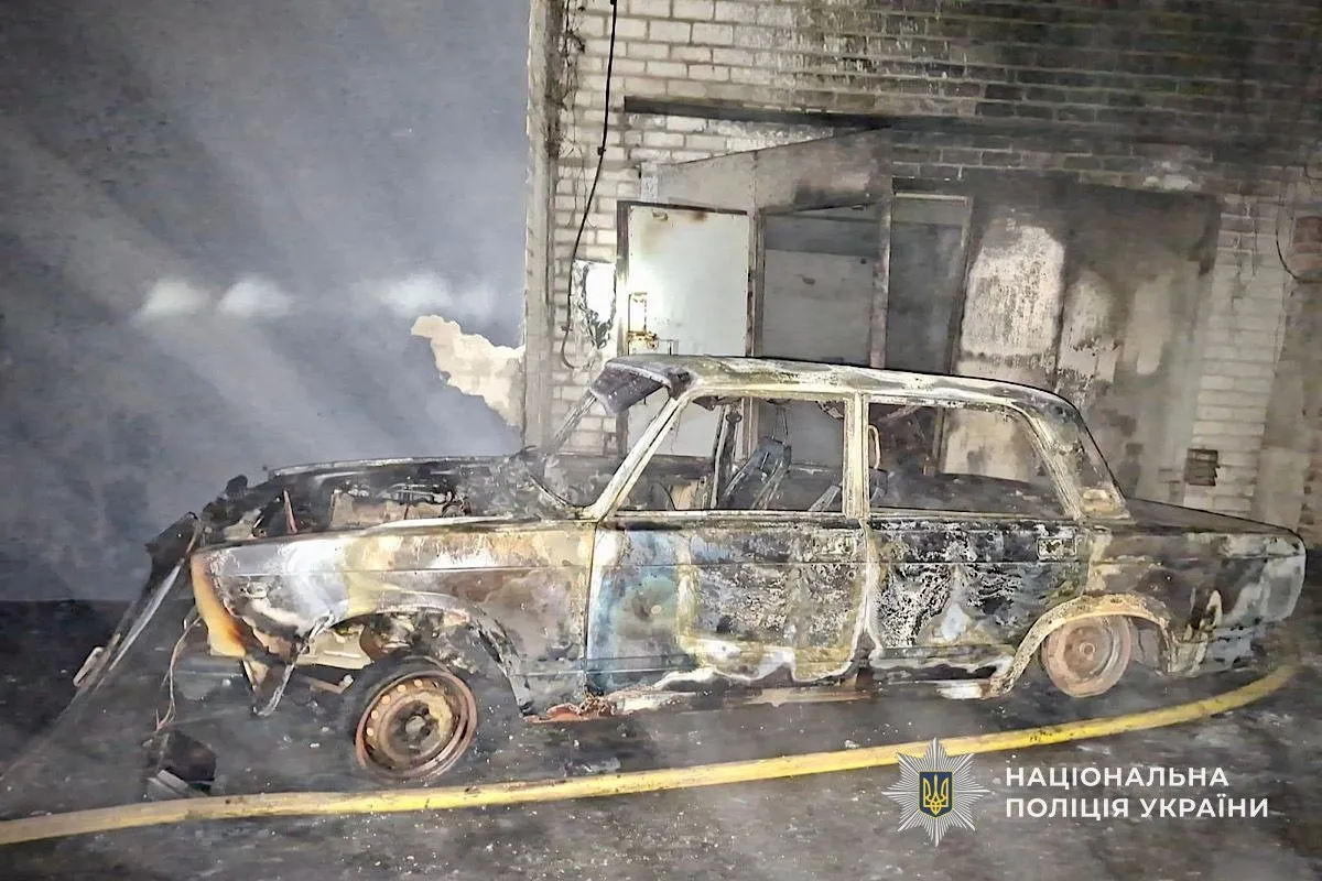 У Дніпрі чоловік підпалив авто просто у дворі багатоповерхівки