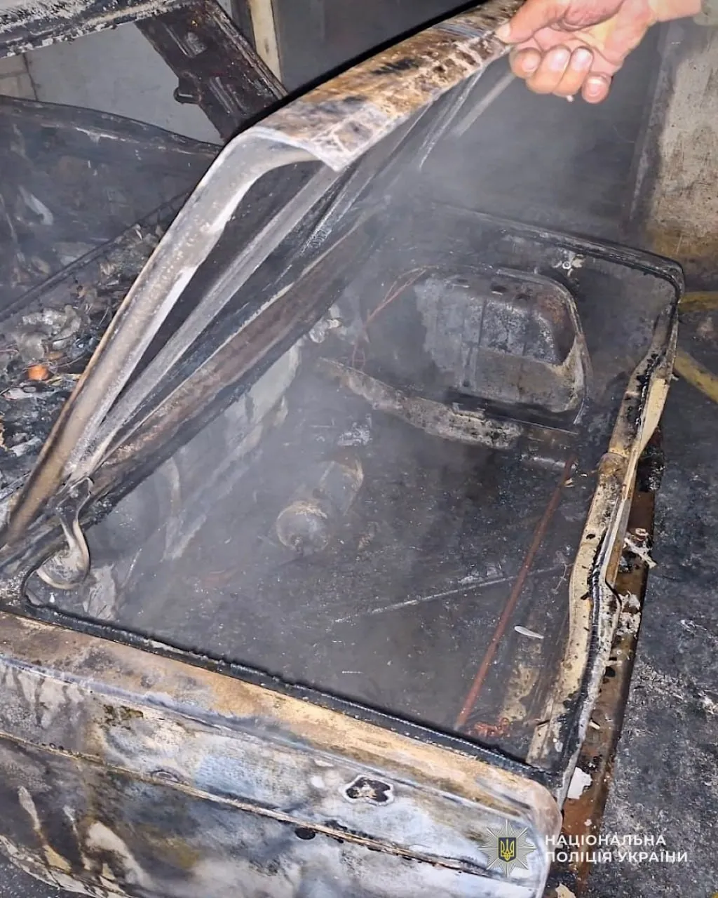 У Дніпрі чоловік підпалив авто просто у дворі багатоповерхівки У Дніпрі чоловік підпалив авто просто у дворі багатоповерхівки
