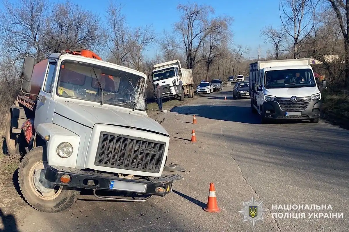 У Кривому Розі міський автобус врізався у вантажівку: четверо осіб у лікарні У Кривому Розі міський автобус врізався у вантажівку: четверо осіб у лікарні