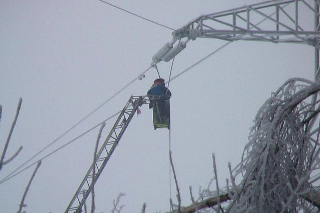 Негода і атаки по енергетиці залишили без світла сотні громад