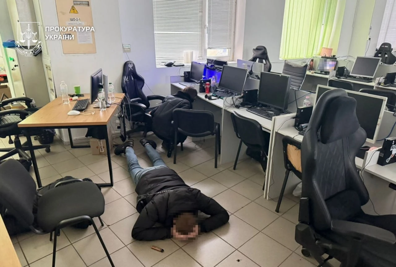 У Дніпрі ліквідовано масштабний шахрайський кол-центр У Дніпрі ліквідовано масштабний шахрайський кол-центр