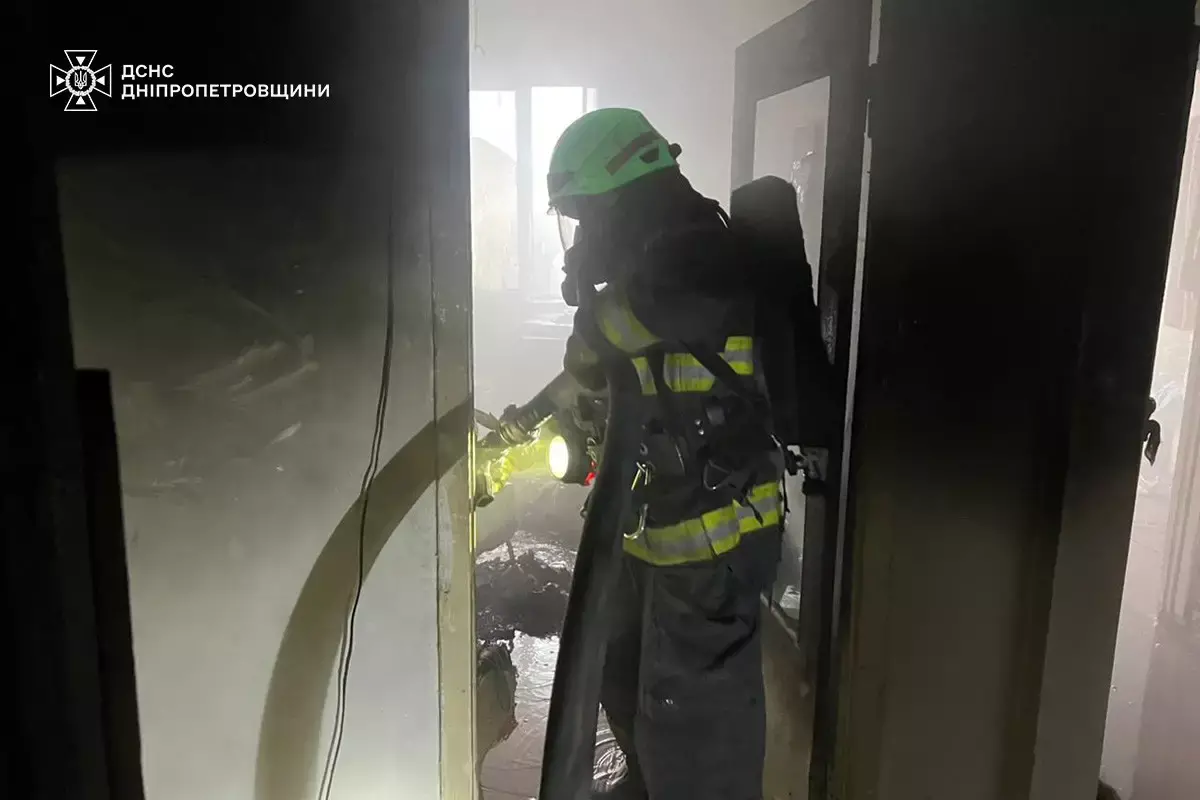 Пожежа у багатоповерхівці Кам’янського забрала життя чоловіка Пожежа у багатоповерхівці Кам’янського забрала життя чоловіка