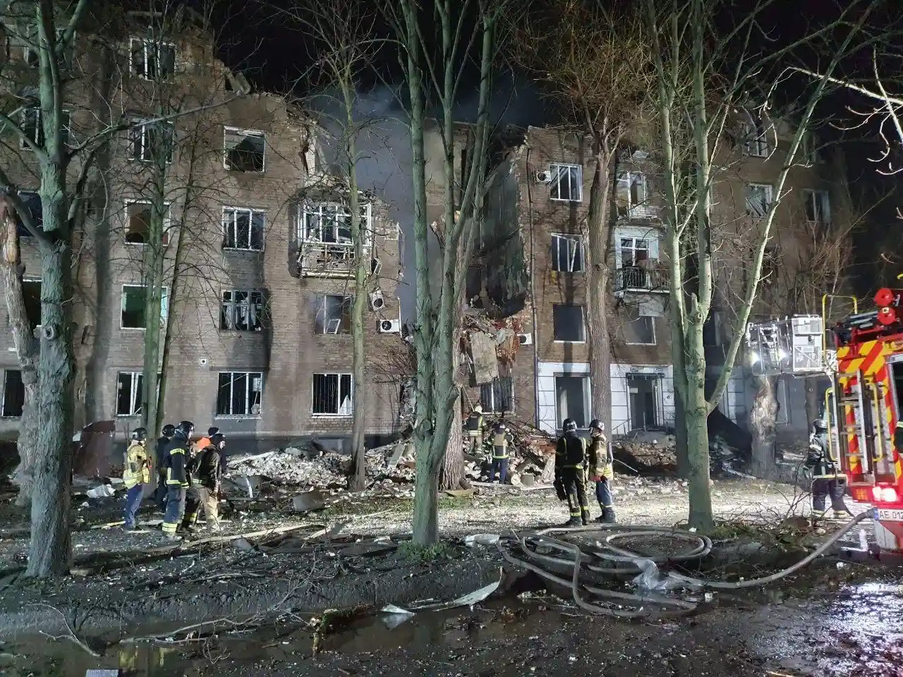 Дніпропетровщина під обстрілами: пожежі, поранені та рятувальна операція в Кривому Розі