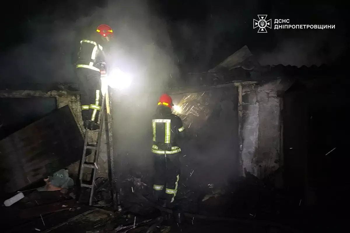 Вечірня пожежа у Жовтих Водах: полум’я охопило п’ять гаражів