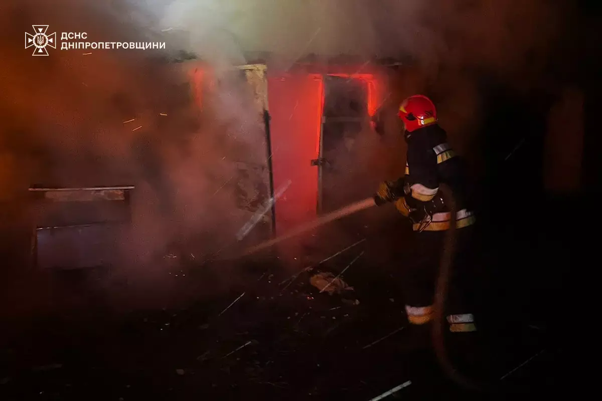 Вечірня пожежа у Жовтих Водах: полум’я охопило п’ять гаражів