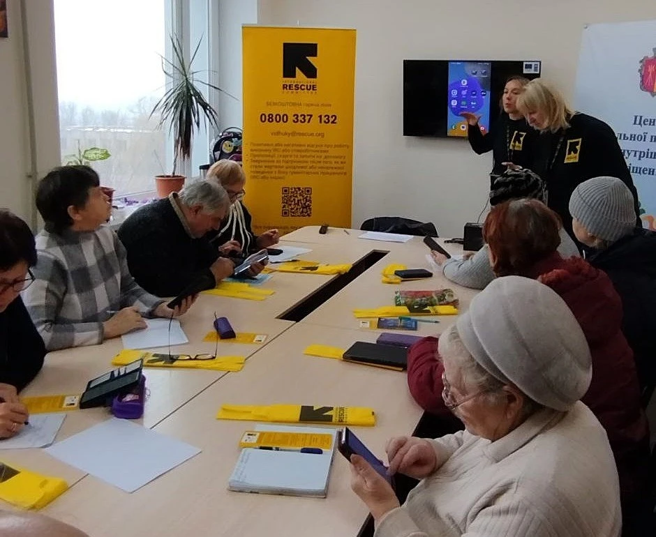 У Кам’янському людей старшого віку навчають користуватися смартфонами та онлайн-сервісами