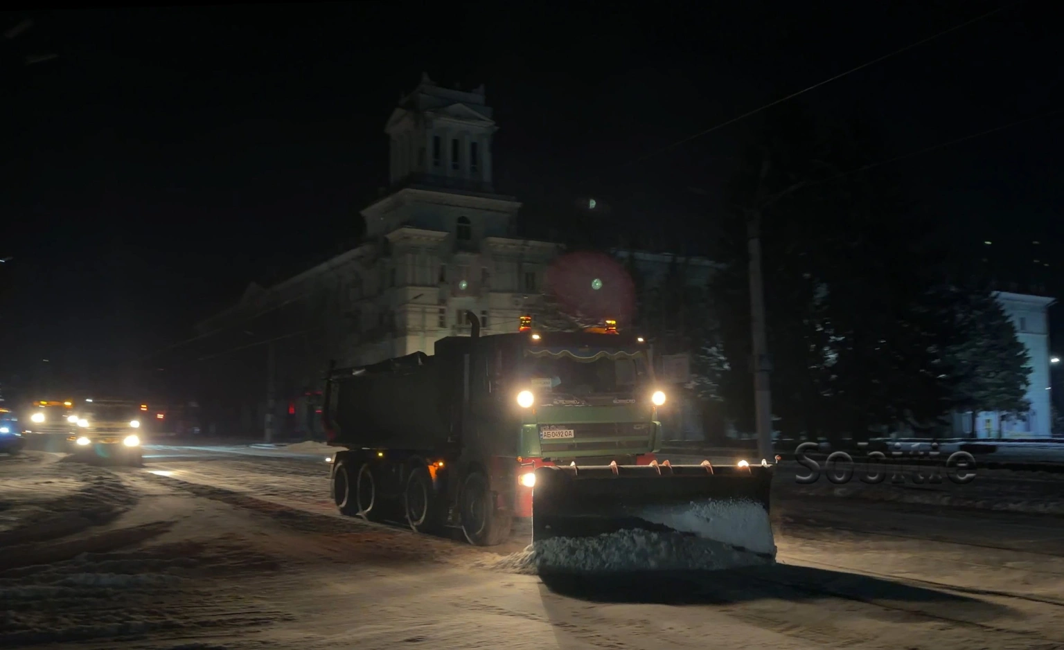 Техніка на вулицях міста: у Кам’янському дороги активно розчищають від снігу
