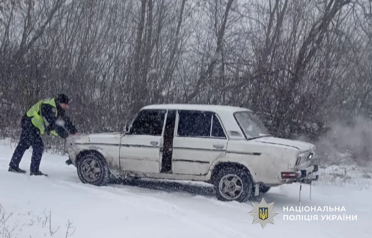 У Кам’янському районі ВАЗ застряг у сніговому заметі: допомогли поліцейські