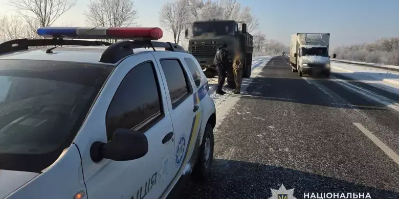 Поліцейські у Кам’янському районі прийшли на допомогу водіям і військовим під час негоди