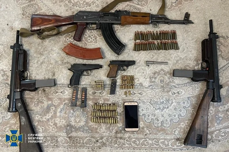 На Дніпропетровщині та Київщині викрили підпільне угруповання, яке торгувало «трофейною» зброєю