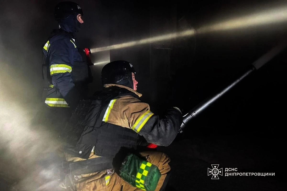 Нічні атаки по Дніпропетровщині: рятувальники ліквідували пожежі та наслідки ударів