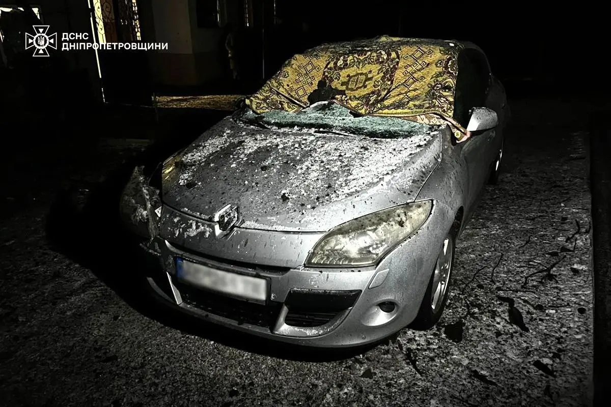 Нічні атаки по Дніпропетровщині: рятувальники ліквідували пожежі та наслідки ударів