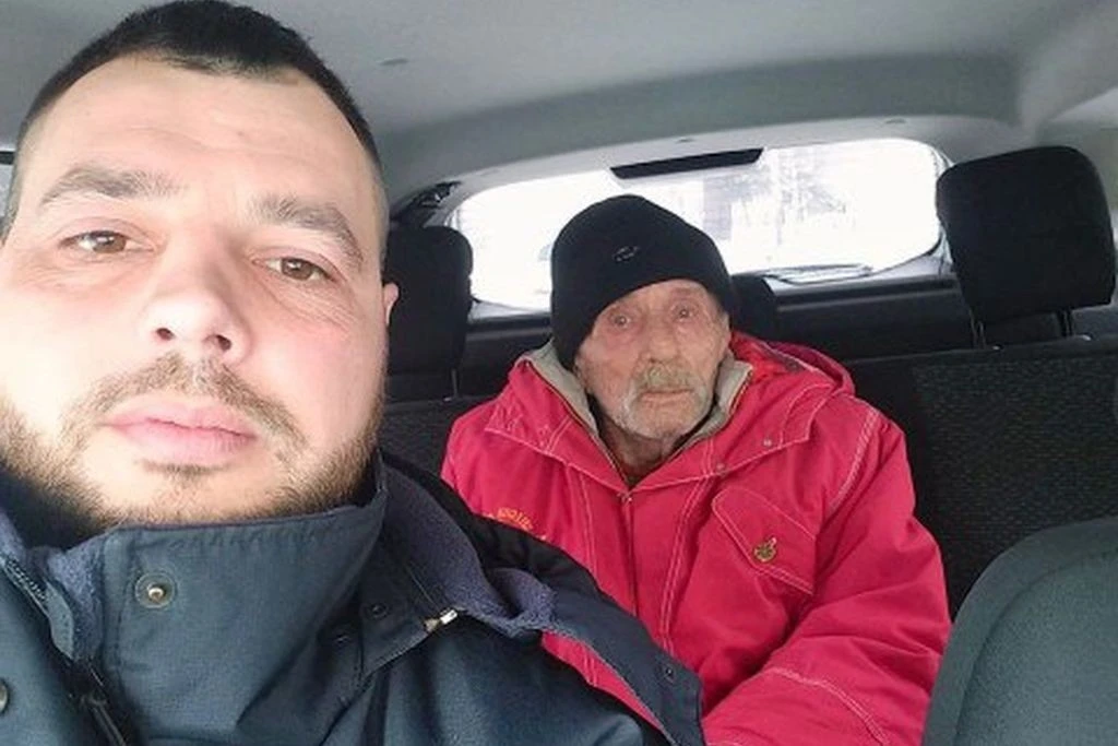 На Дніпропетровщині поліцейські допомогли переселенцю отримати пенсію під час морозів