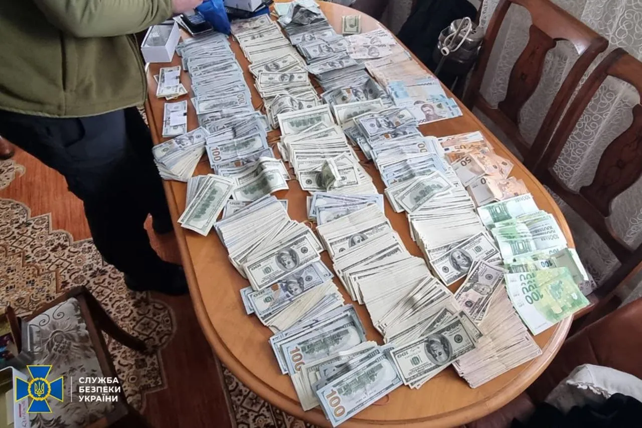 Схема “медичних” відстрочок: на Дніпропетровщині викрили голову ВЛК з сотнями тисяч доларів готівки