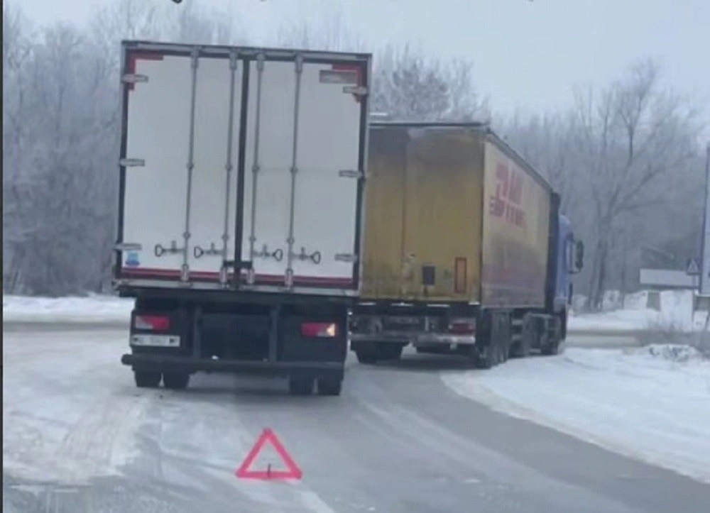 Ранкове зіткнення : у Кам’янському вантажівка АТБ врізалася в авто DHL
