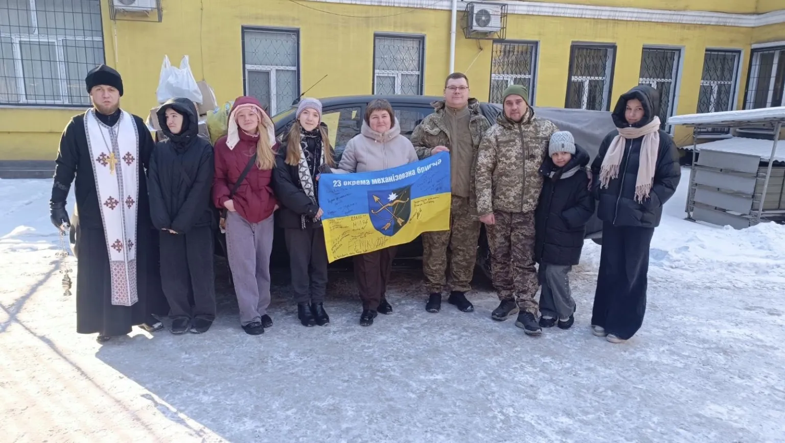 Від шкільного ярмарку – до передової: освітяни передали 52-гу автівку для ЗСУ