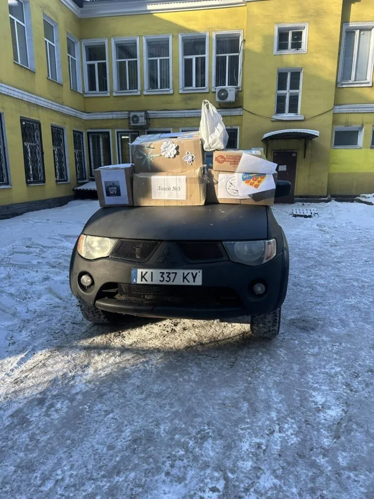 Від шкільного ярмарку – до передової: освітяни передали 52-гу автівку для ЗСУ