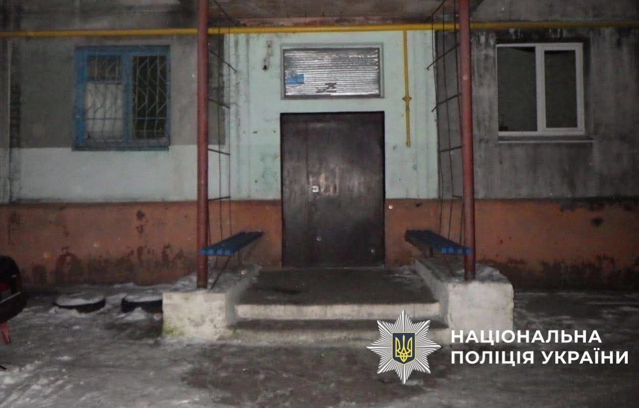 Ніж замість аргументів: у Кам’янському гостини завершилися кривавою поножовщиною