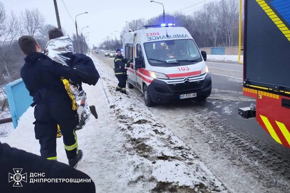 Крок у крижану пастку: у Кам’янському рибалка врятував дитину, що провалилася під лід