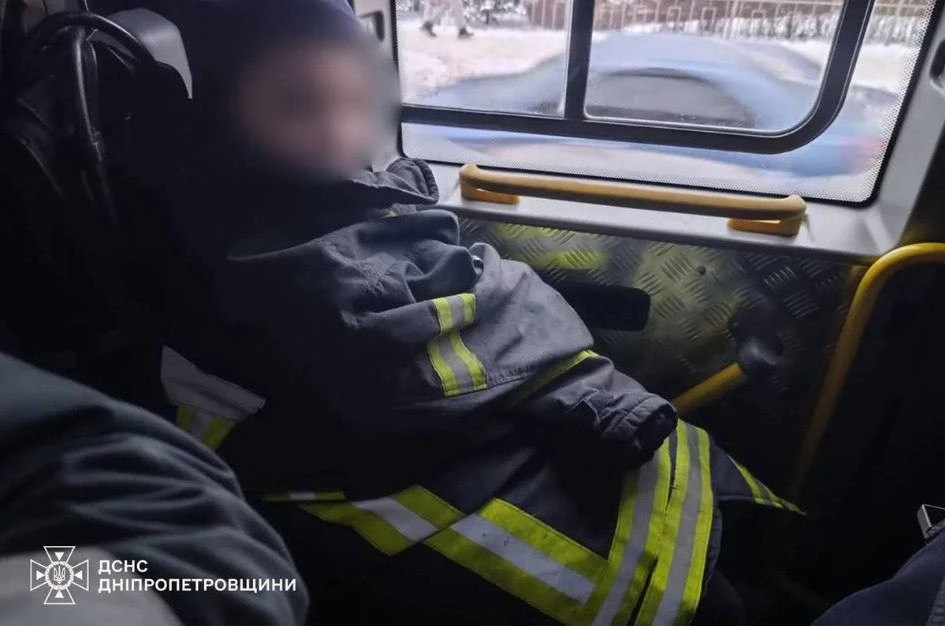 Крок у крижану пастку: у Кам’янському рибалка врятував дитину, що провалилася під лід
