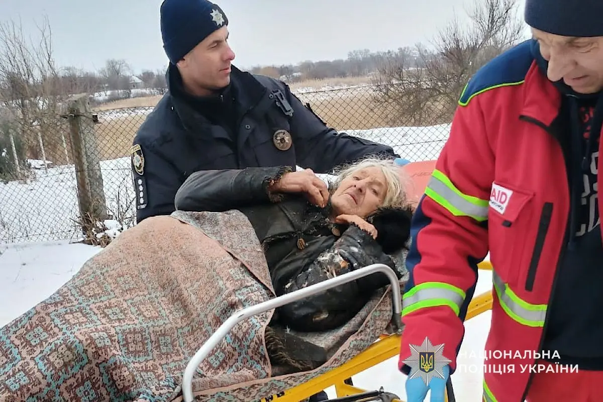 Порятунок у Петриківці: як поліцейський офіцер громади та медики визволили жінку з пастки