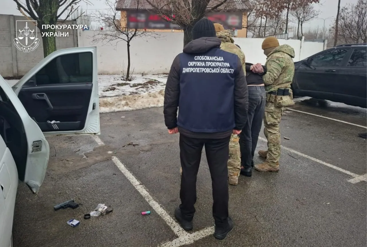 Арсенал біля супермаркету: у Дніпрі затримали торговця зброєю під час продажу автомата Калашникова