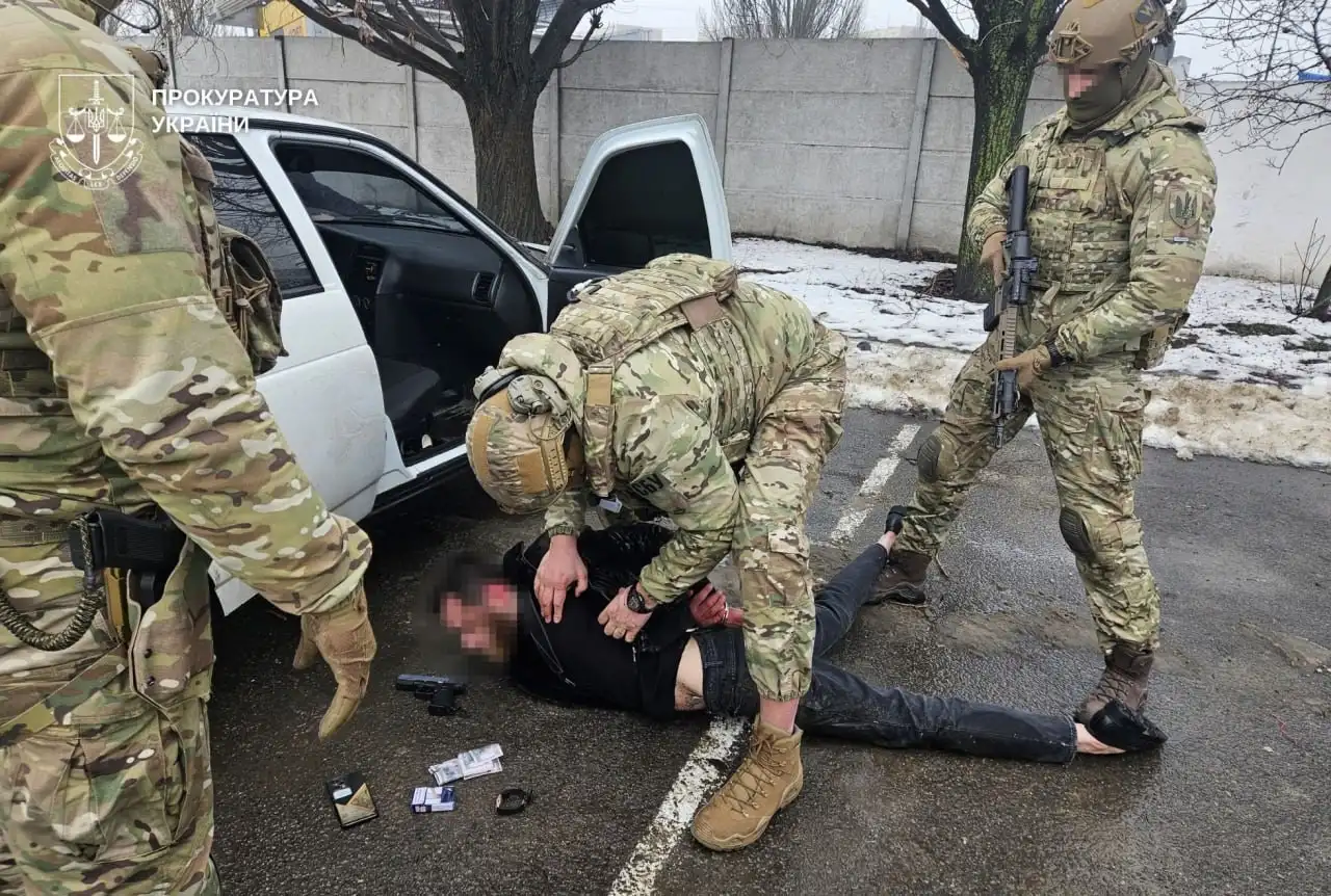 Арсенал біля супермаркету: у Дніпрі затримали торговця зброєю під час продажу автомата Калашникова