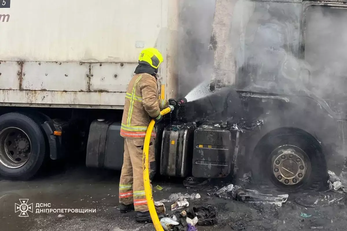 Ранкова пожежа у Дніпрі: на вулиці Курсантській спалахнула вантажівка