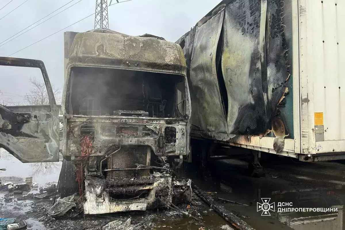 Ранкова пожежа у Дніпрі: на вулиці Курсантській спалахнула вантажівка