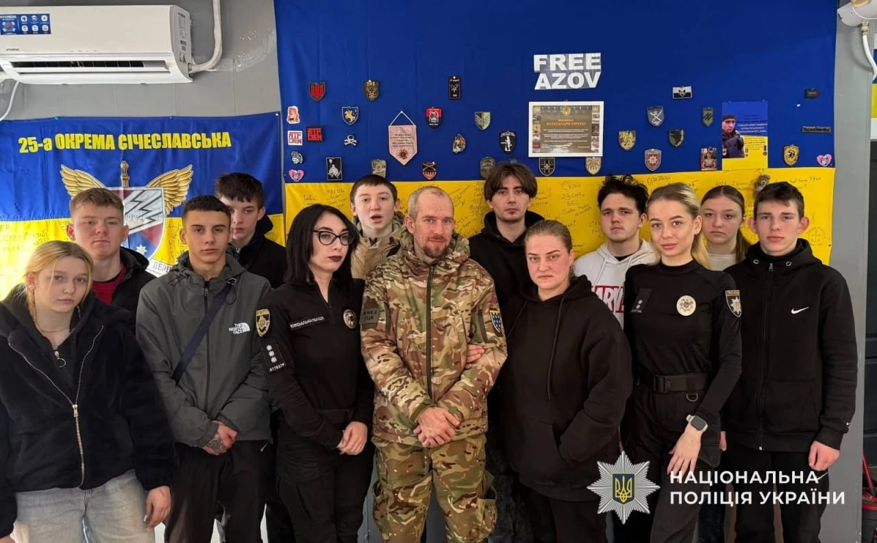 Поезія гарту в кав’ярні пам’яті: як ветеран та поліція Кам’янського говорили з молоддю про війну