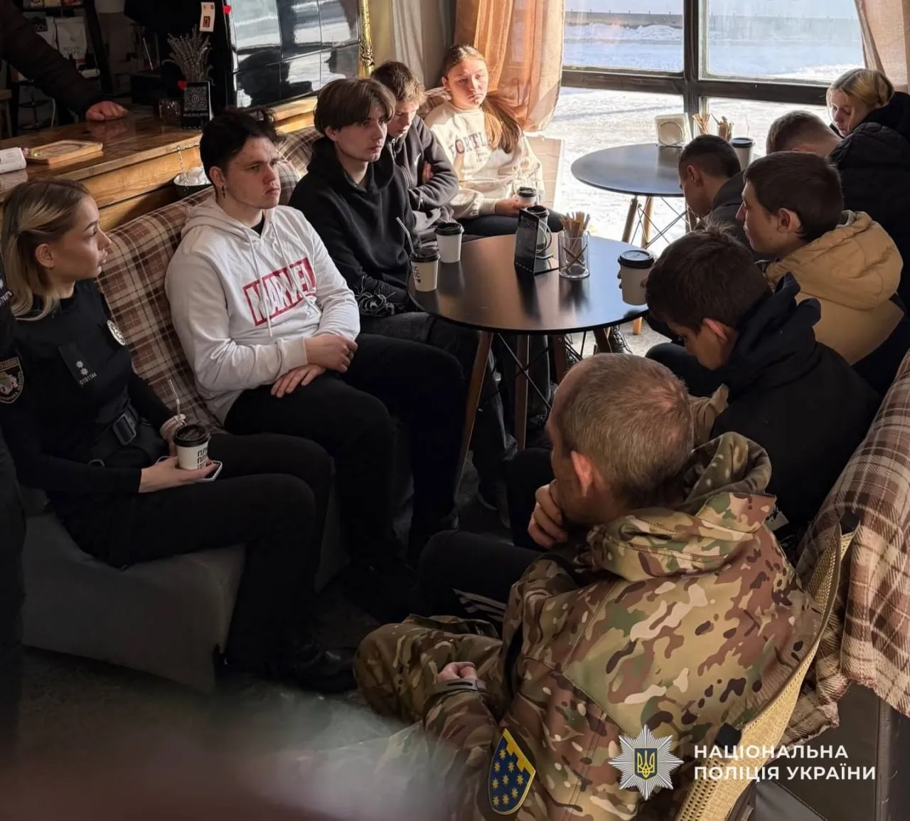 Поезія гарту в кав’ярні пам’яті: як ветеран та поліція Кам’янського говорили з молоддю про війну