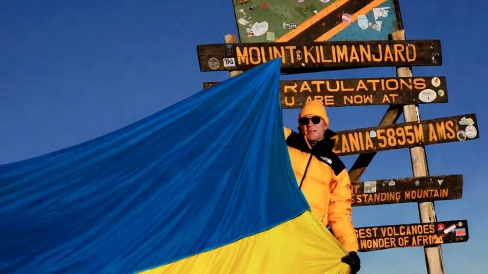 П’ять тисяч метрів над рівнем неба: дніпрянин підкорив Кіліманджаро з рекордним прапором