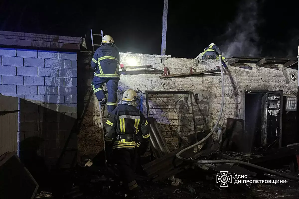 Пожежа на Спортивній: у Кам’янському рятувальники приборкали вогонь у приватному секторі
